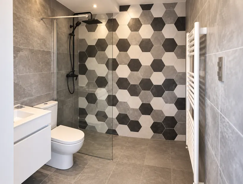 Baño remodelado con revestimiento hexagonal