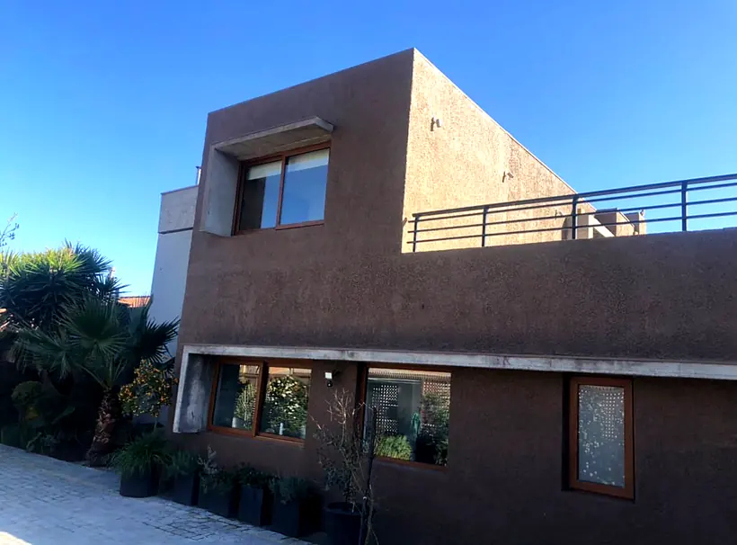 Vivienda con volúmenes en tonos tierra