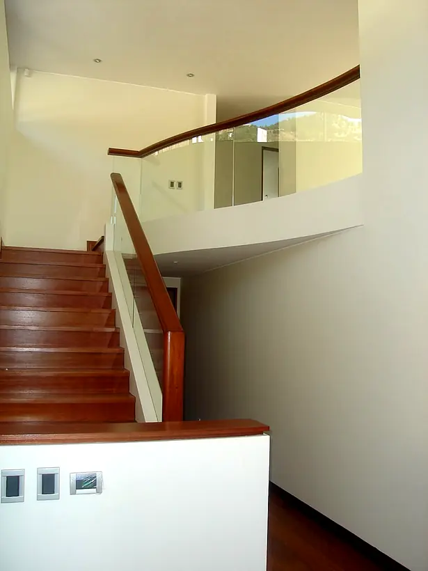 Escalera de madera con baranda de vidrio