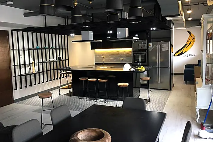Cocina y living de estilo industrial con muebles negros