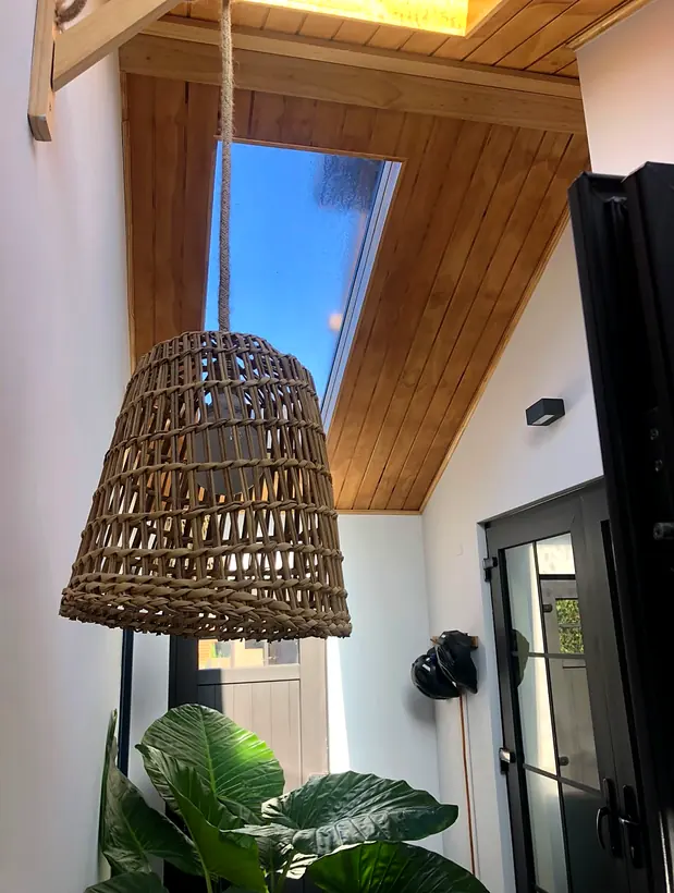 Espacio interior con lucarna y cielo de madera