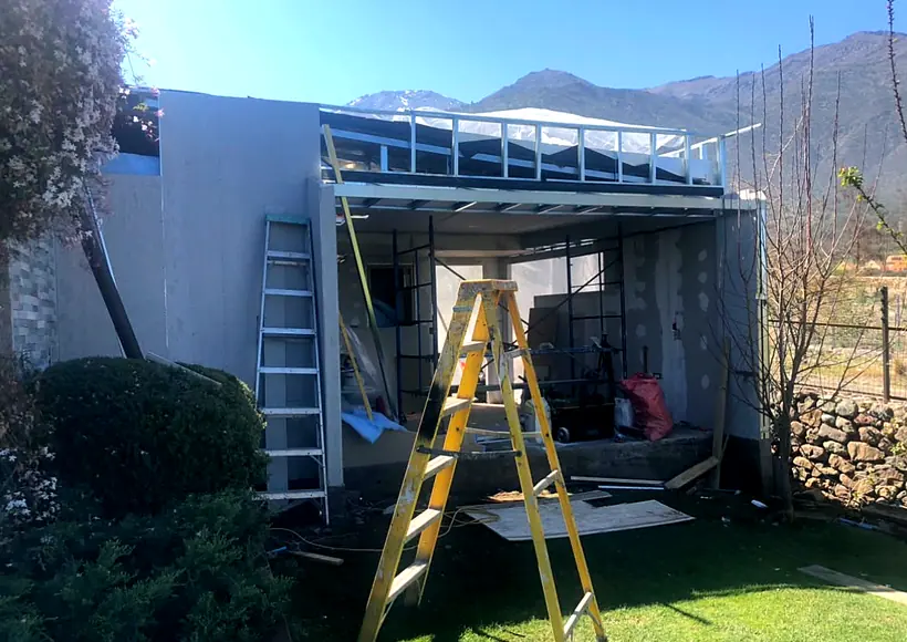 Estructura metálica para cierre de terraza en ejecución
