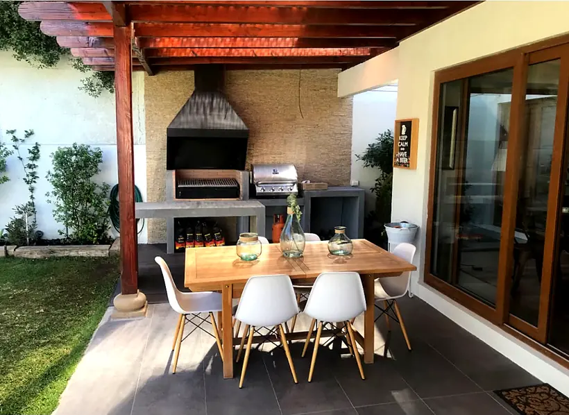 Quincho con pérgola, parrilla y comedor exterior
