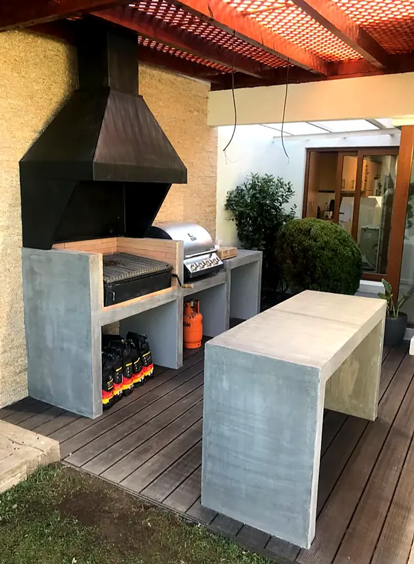Quincho de hormigón con deck de madera