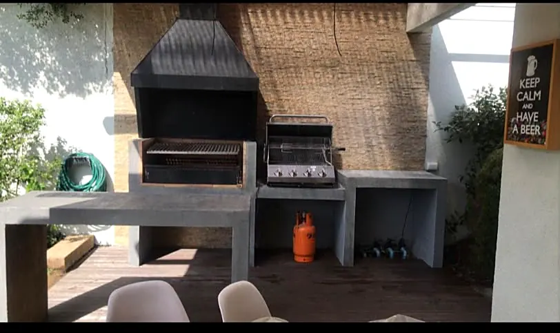Quincho de ladrillo con parrilla a gas