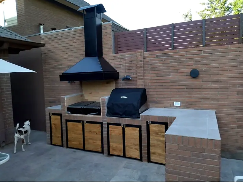 Quincho de ladrillo con parrilla y muebles de madera