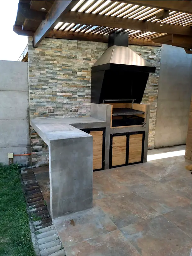 Quincho con muro de piedra y campana metálica