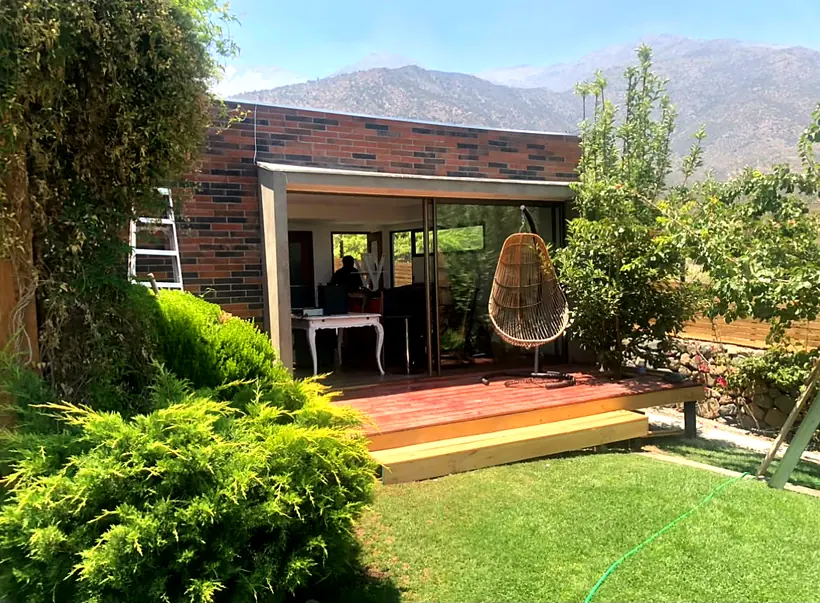 Terraza de madera junto al jardín