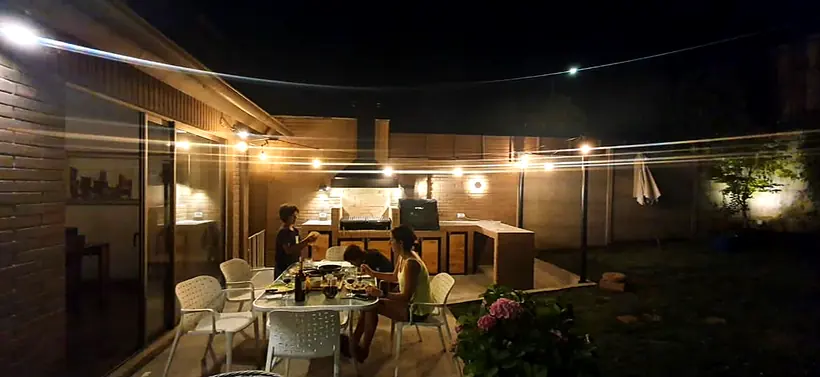 Terraza iluminada de noche con guirnaldas de luces